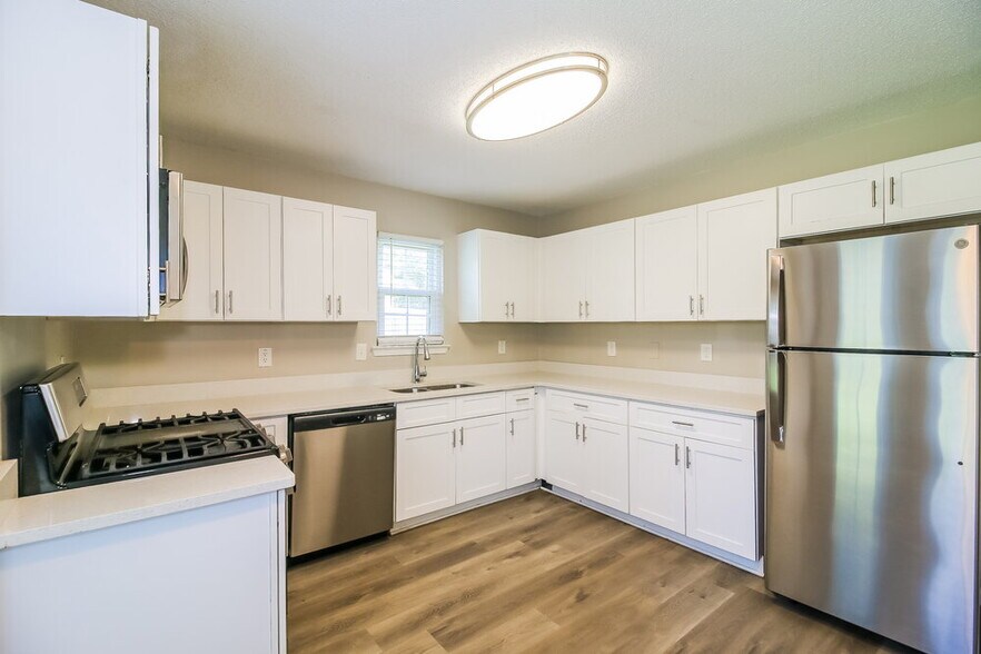 Building Photo - 213 Summer Hill Cir