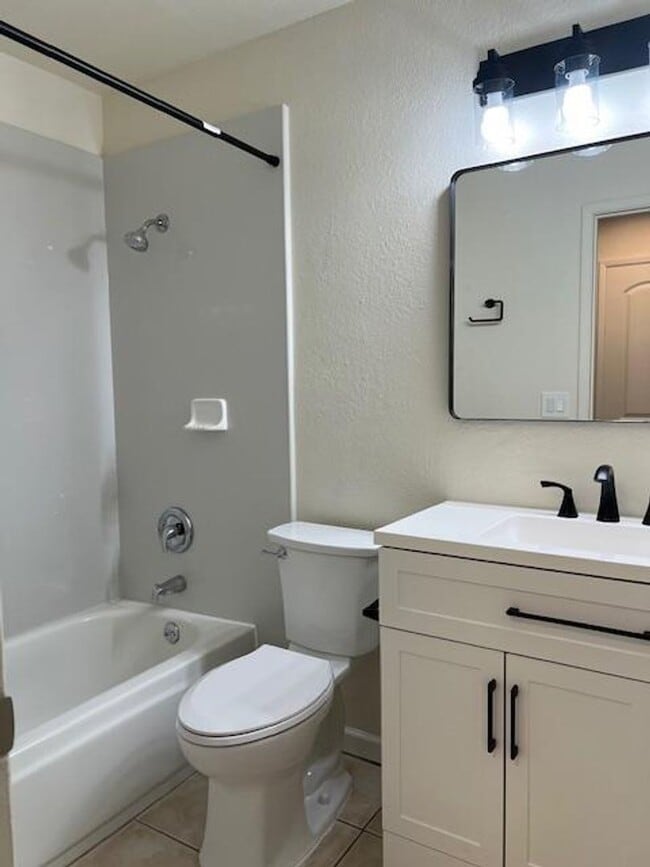 Building Photo - COMPLETELY REMODELED 2 BEDROOM DUPLEX IN ROCKLIN!!