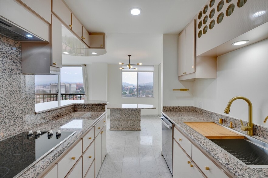 Building Photo - 10747 Wilshire Blvd