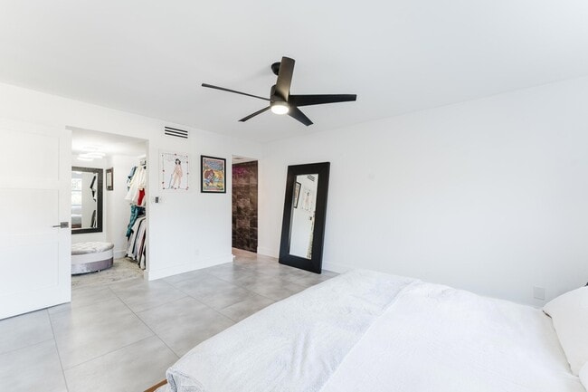 Building Photo - 800 E Camino Real