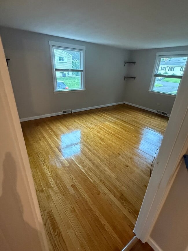 Building Photo - 3 Bedroom-Single Family Home