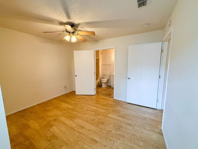 Building Photo - Windsor Park #515 - Pet Friendly!