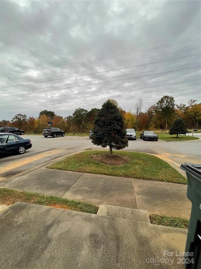 Building Photo - Spacious 2BR 2BA Townhome In Prime Location!