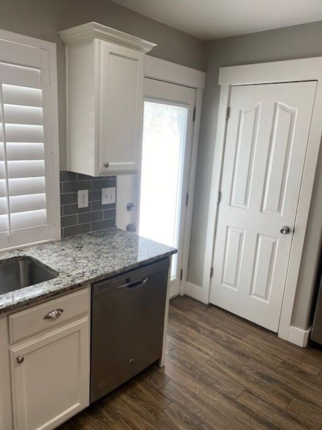 Building Photo - Come take a look at this spacious Rental