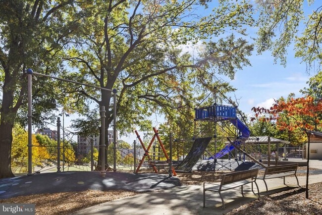 Building Photo - 2506 Fairfax Dr