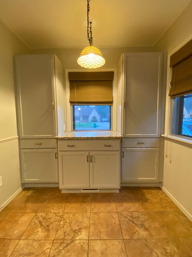 Building Photo - 2 Bedroom 2 Bathroom plus Bonus Room with ALL Appliances Included