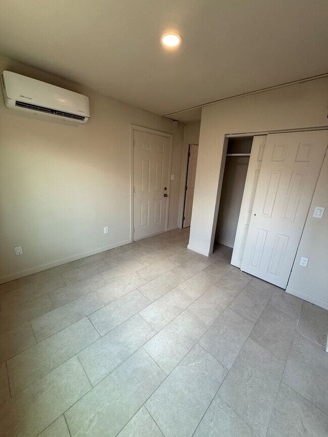 Building Photo - HOUSE FOR RENT