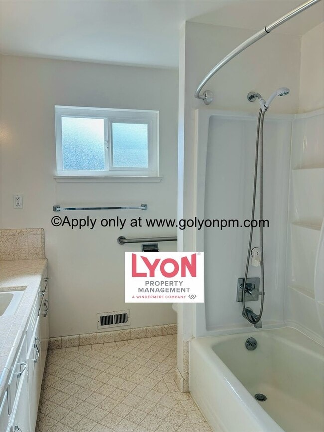 Building Photo - Spacious 2 bedroom, single level duplex in...