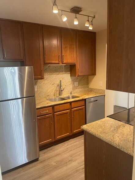 Granite kitchen - 650 Perrie Dr