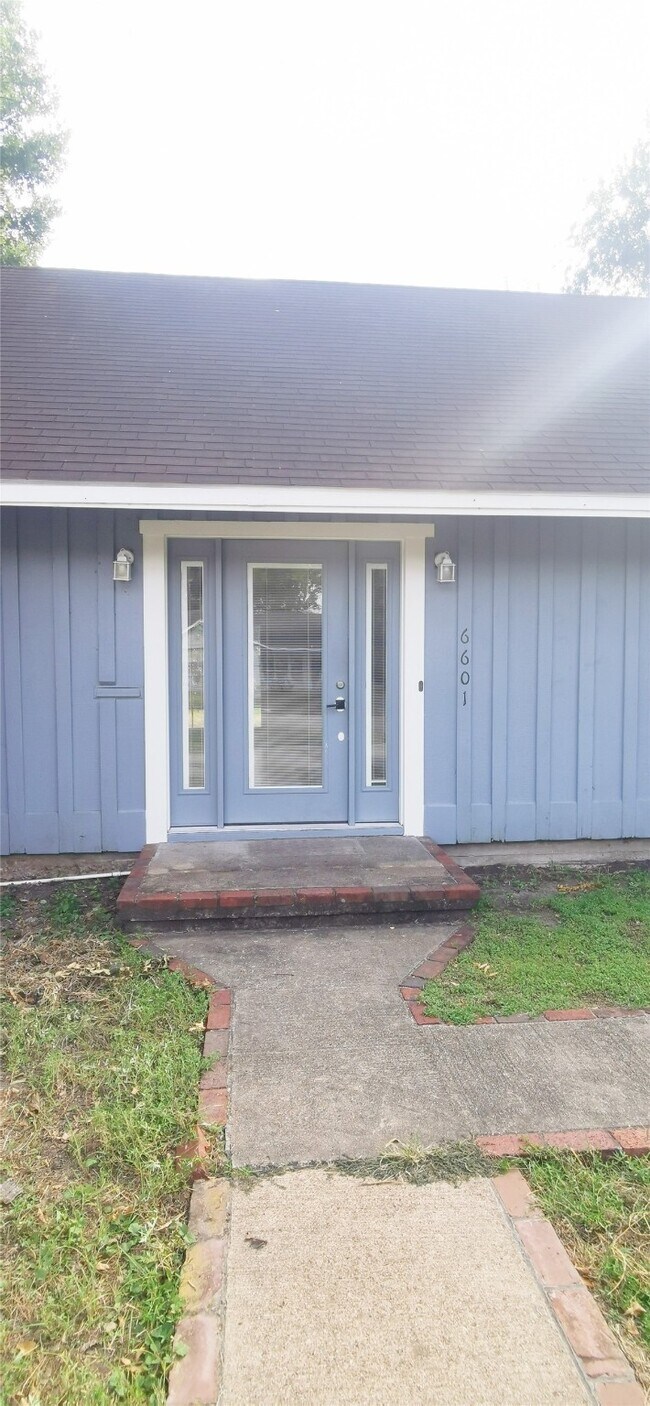 Building Photo - 6601 Sharpview Dr