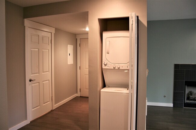 Building Photo - 3028 Western Ave