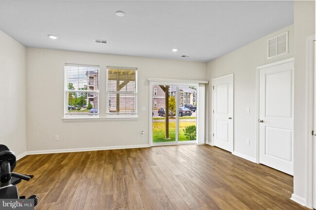 Building Photo - 18 Rome Wy