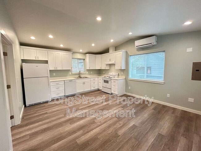 Building Photo - 1052 SW Western Blvd