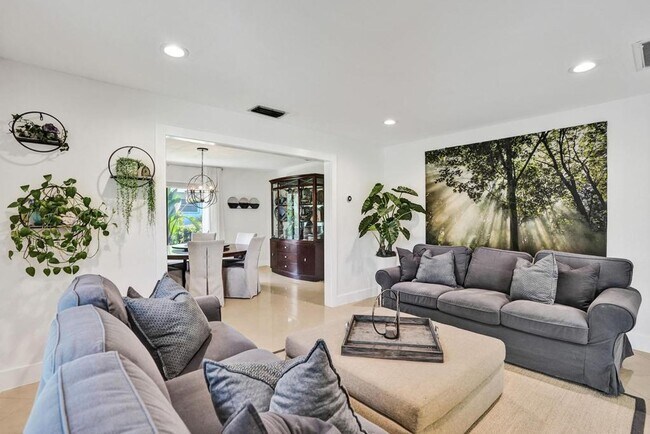 Building Photo - Boca Raton Beautifully Updated 4 Bedroom Pool Home