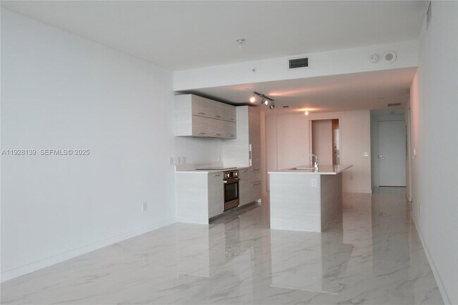 Building Photo - 650 NE 32nd St