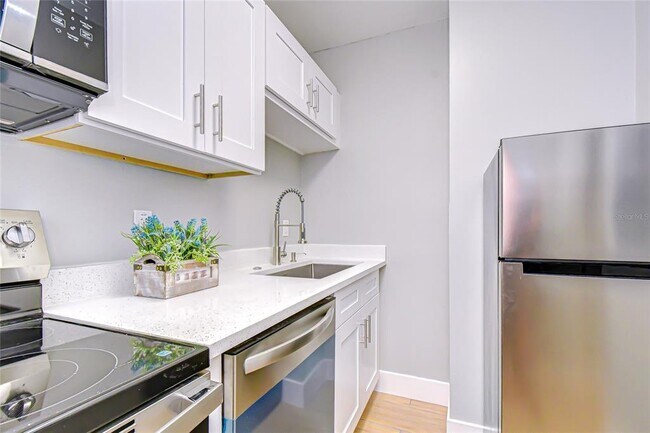 Building Photo - 5737 Shore Blvd S