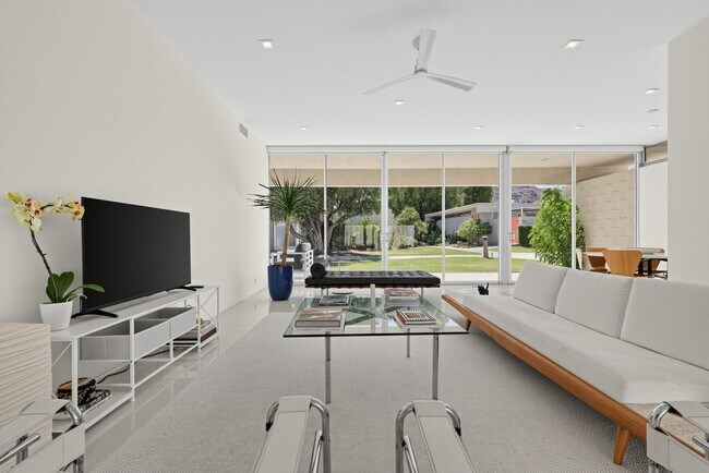 Building Photo - 340 Desert Lakes Dr
