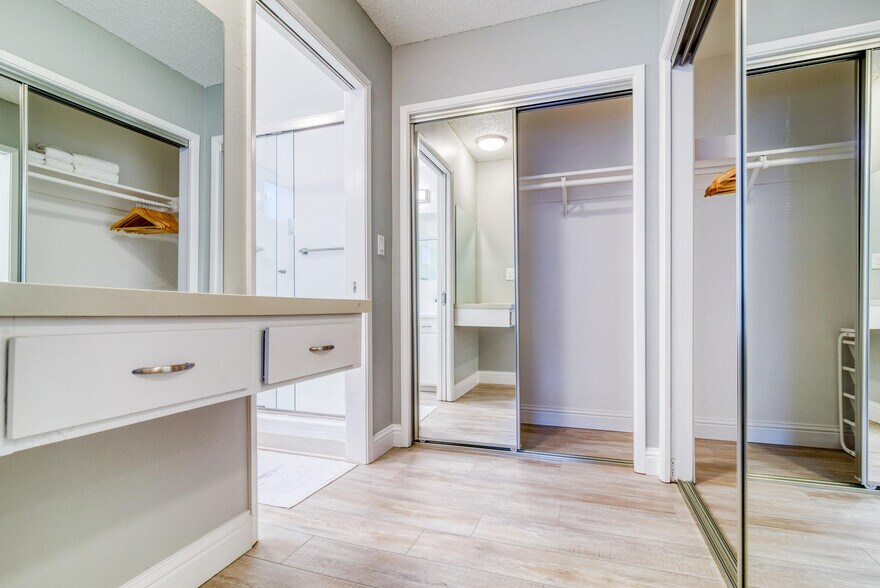 Building Photo - 801 Middlefield Rd