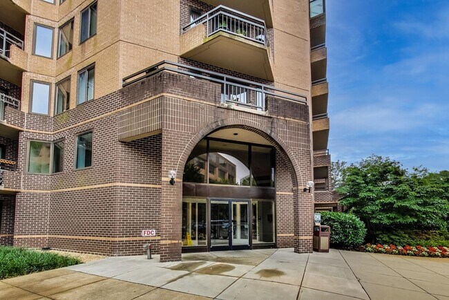 Building Photo - 2-bedroom, 1-bath condo in the sought-afte...