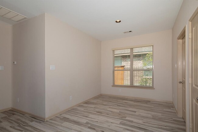 Building Photo - 11 Handbridge Pl