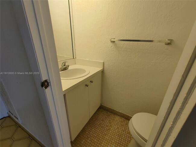 Building Photo - 1305 W 53rd St