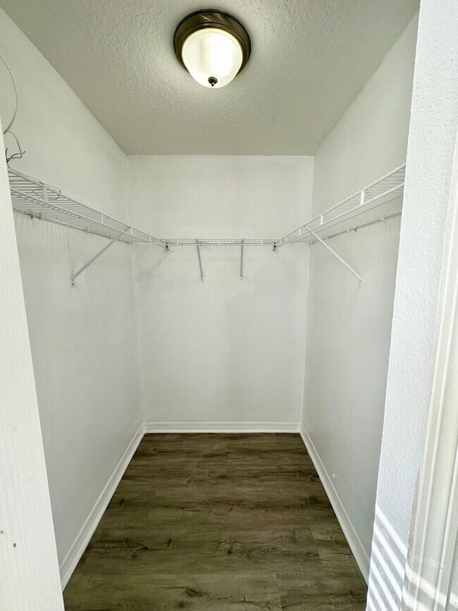 Building Photo - Beautiful and updated 3 bedroom 2.5 bathro...