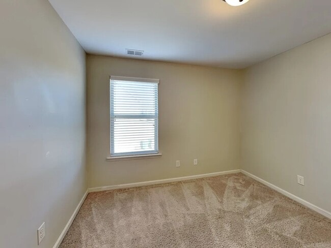 Building Photo - 2064 Hydrangea Ln