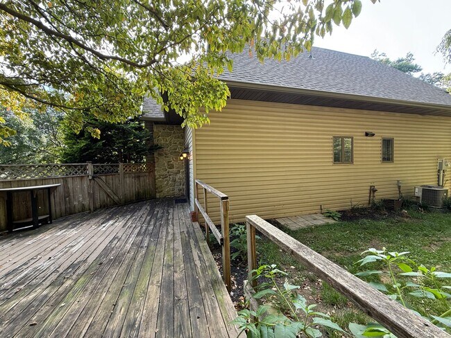 Building Photo - 1278 Valley Rd