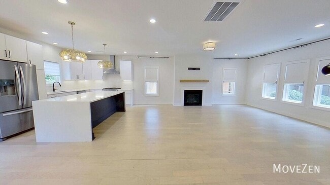 Building Photo - 5018 Double Lakes Dr