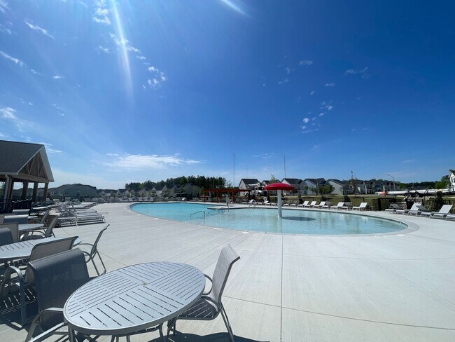 Building Photo - Gorgeous 4 Bedroom 3 Bath Home with Fiber ...