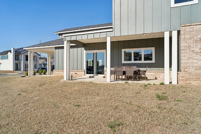 Building Photo - Fully Furnished 4 Bedroom + Bonus Room