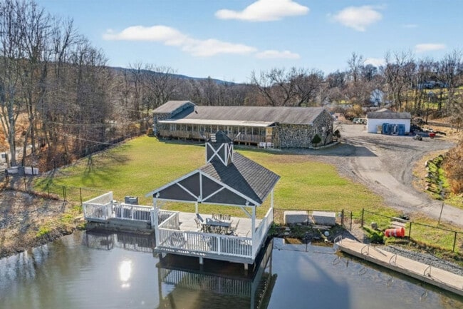 Building Photo - 443 Clove Rd