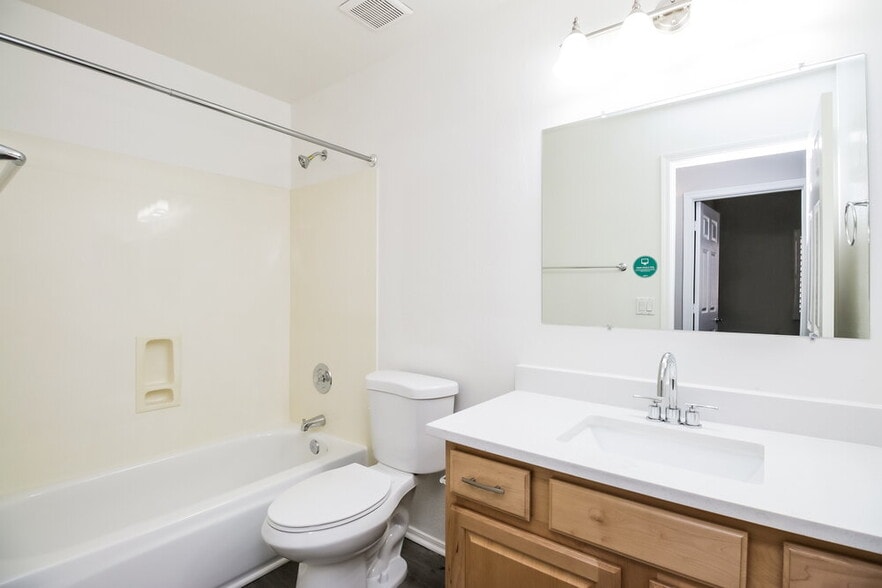 Building Photo - 2216 E Sherri Dr