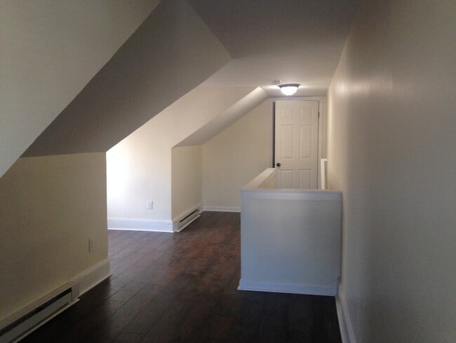 Building Photo - Great Home! Spacious and Updated! Wood Flooring! New Window! Eat-in-Kitchen! Yard!