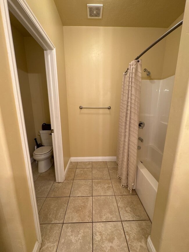 Building Photo - Beautiful 6 bedroom Single Family Home