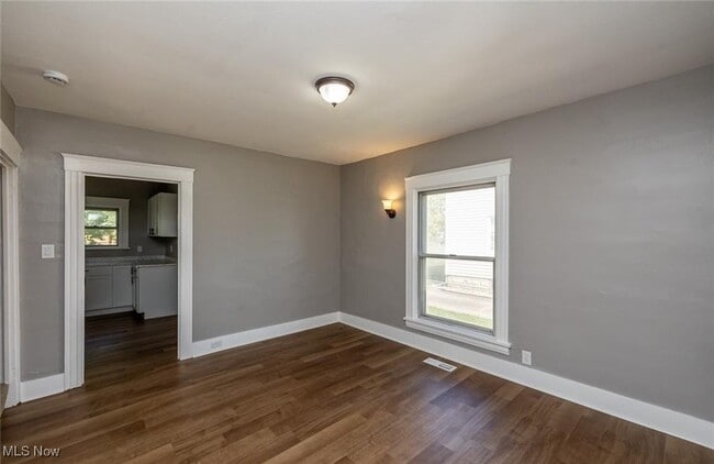 Building Photo - 353 S Maple St