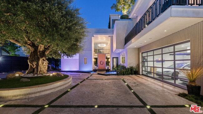 Building Photo - 1111 Sierra Alta Way