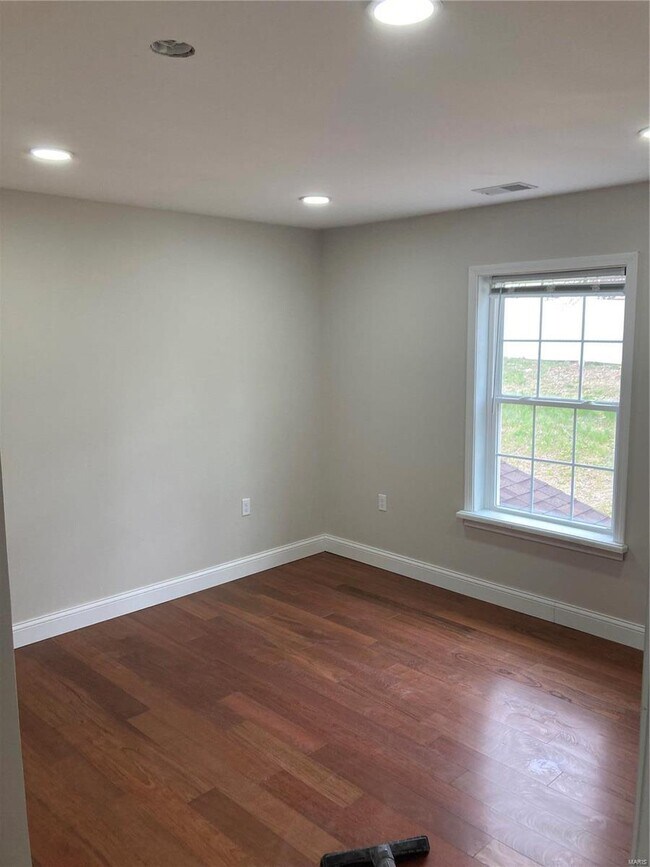 Building Photo - 705 Pleasant Valley Drive