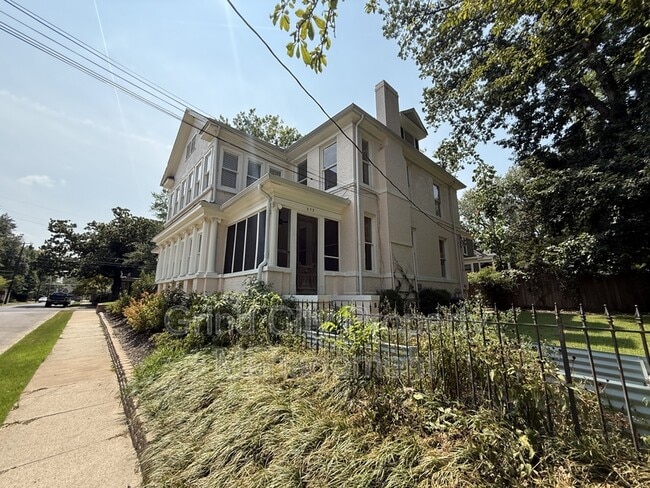 Building Photo - 653 Anderson St
