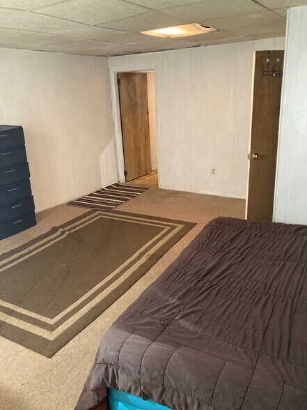 Bdrm w kitchenette entry - 764 Lenore Ln