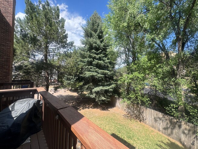 Building Photo - 2 bedroom Condo close to UCCS