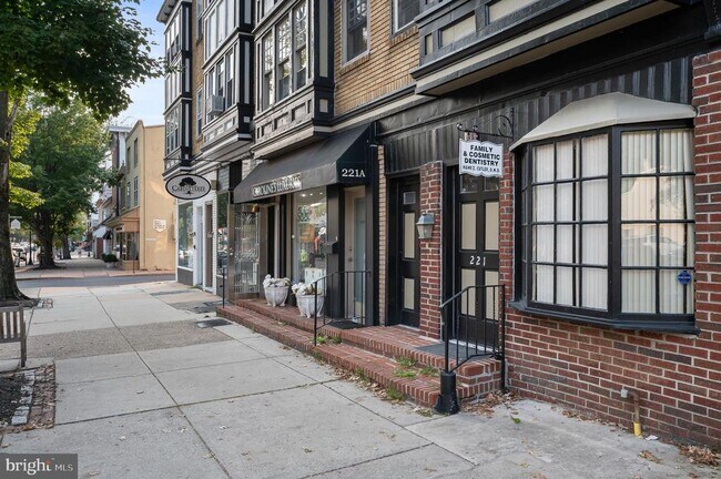 Building Photo - 221 Kings Hwy E