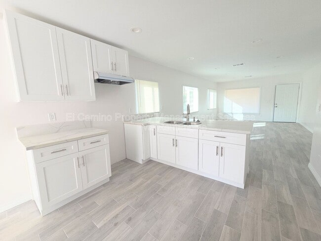 Building Photo - 4064 E 60th St