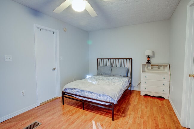 Building Photo - 2400 Suwanee Ln