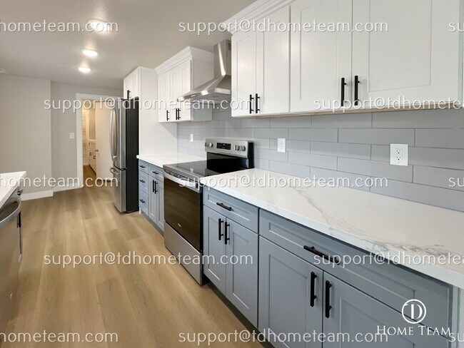 Building Photo - "Charming 4-Bed Haven in Tacoma with Spaci...