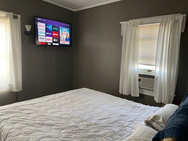 Bedroom - 849 N Sycamore Ave