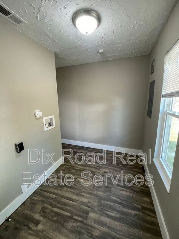 Building Photo - 324 Maeder Ave