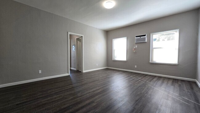 Building Photo - 1140 E Elk Ave