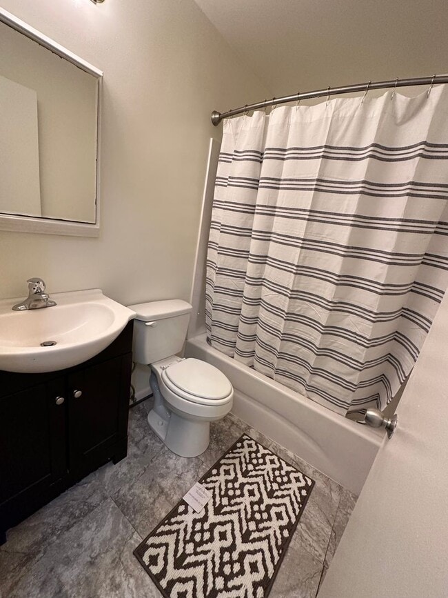 Building Photo - Large 2 Bedroom, 1 Bath Apartment in Old SW