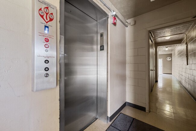 Building Photo - Newly Renovated 2BD/1.5 Bath Condo at Rege...